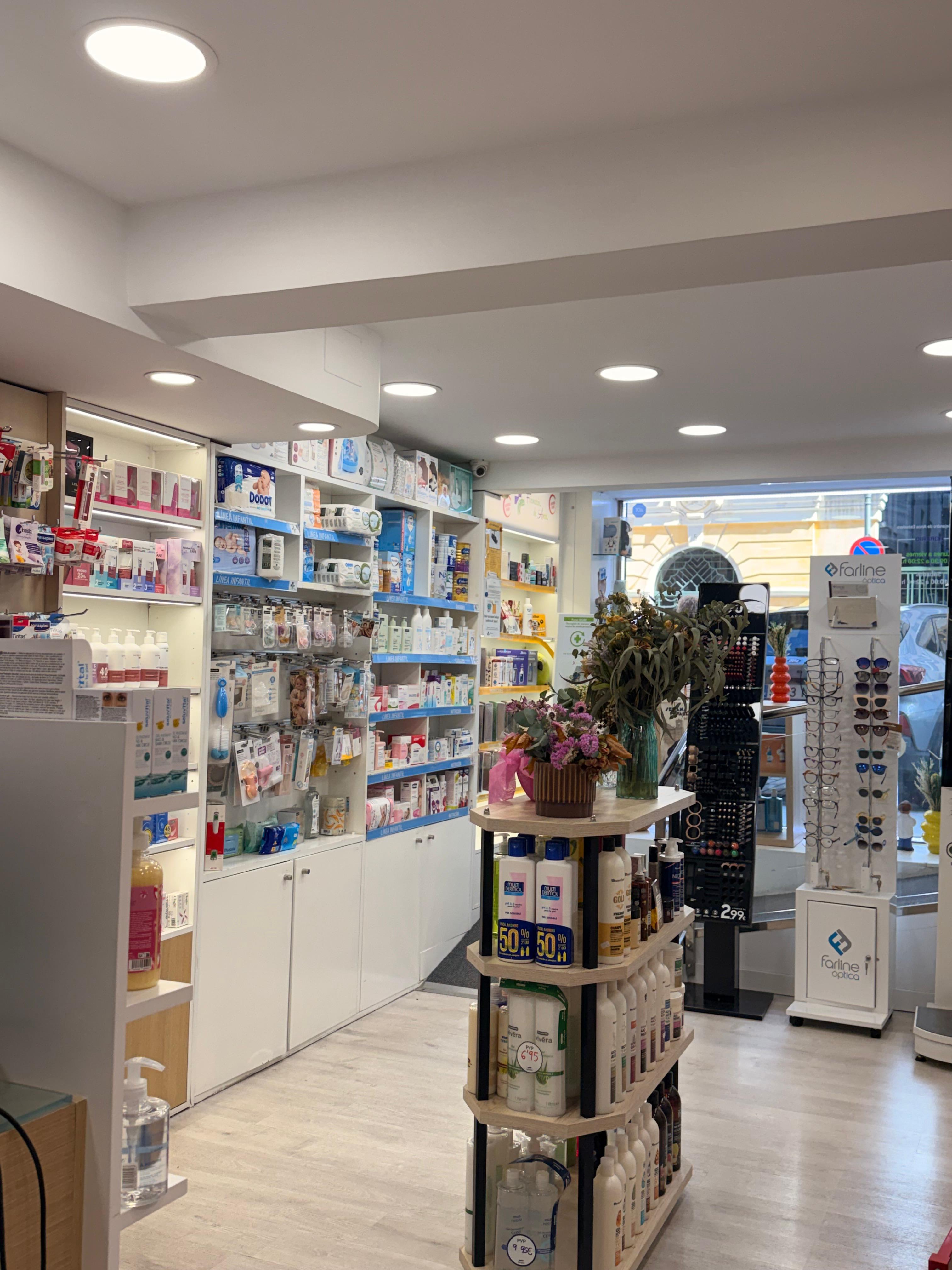 Interior amplio de la farmacia